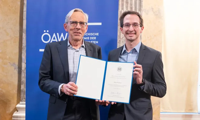 ÖAW-Klassenpräsident Wolfgang Baumjohann überreichte die Auszeichnung an Martin Ringbauer.